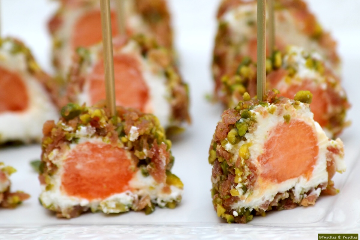 Brochettes de melon au jambon cru, fromage frais et pistaches