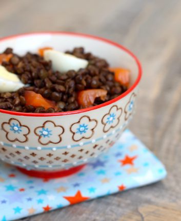 Salade de lentilles aux oeufs de caille et saumon fumé