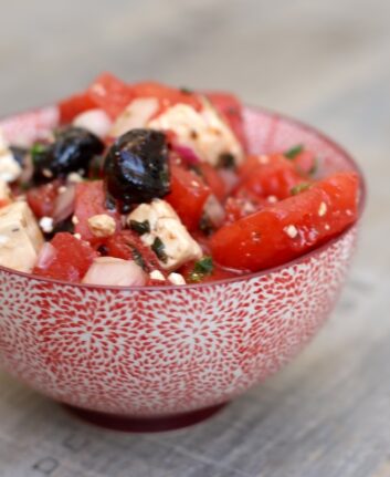 Salade de pastèque, feta, olives noires et menthe