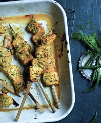 Saumon mariné au yaourt, herbes et épices