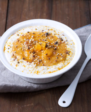 Lait et mueli, fruits et épices