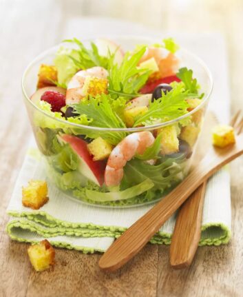 Salade d’été aux dés de quatre-quarts caramélisés