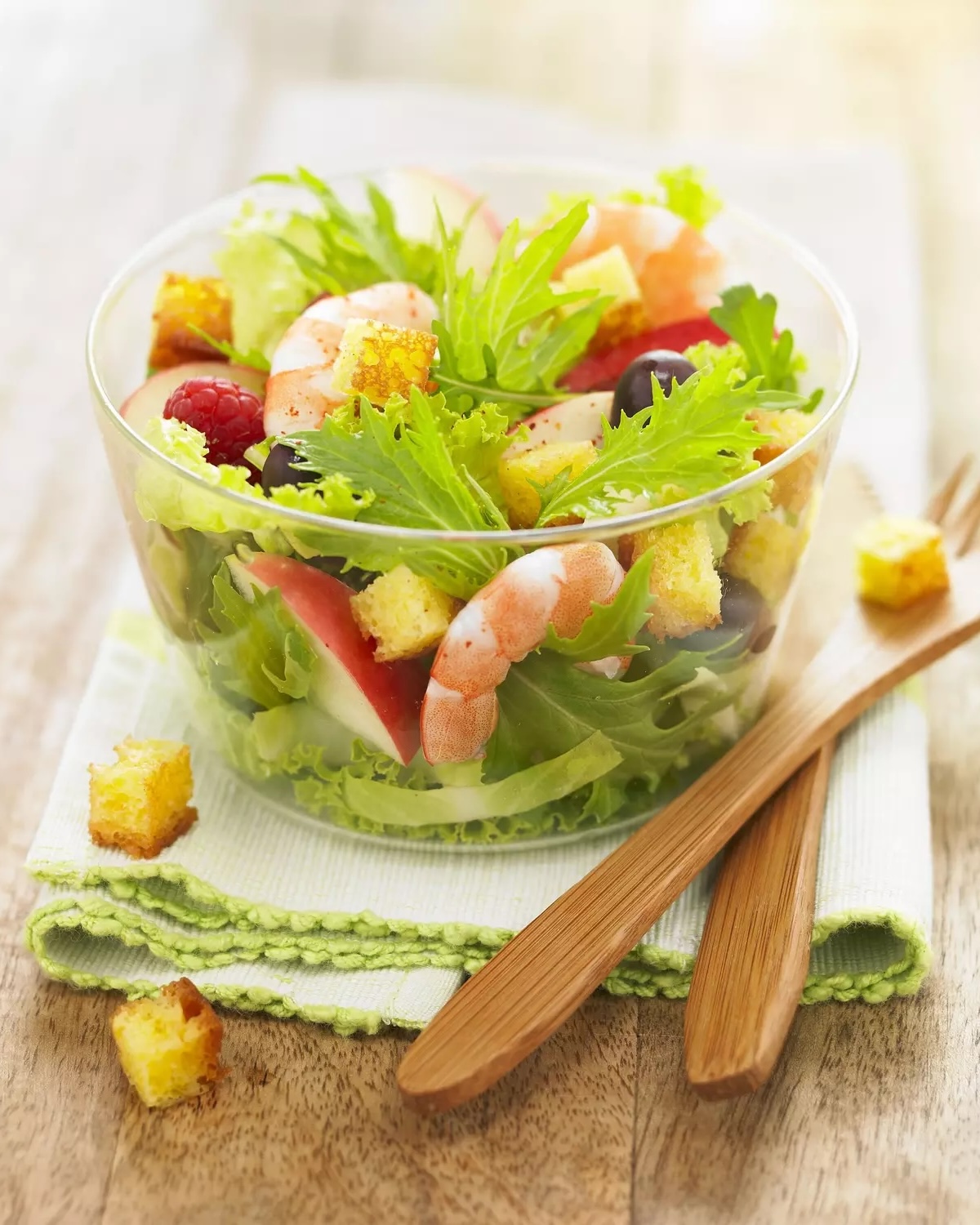 Salade d’été aux dés de quatre-quarts caramélisés