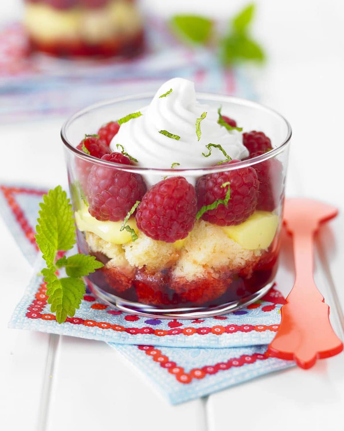 Trifle aux framboises en verrines, avec crème pâtissière, chantilly et menthe