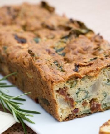Cake aux tomates confites et aux artichauts