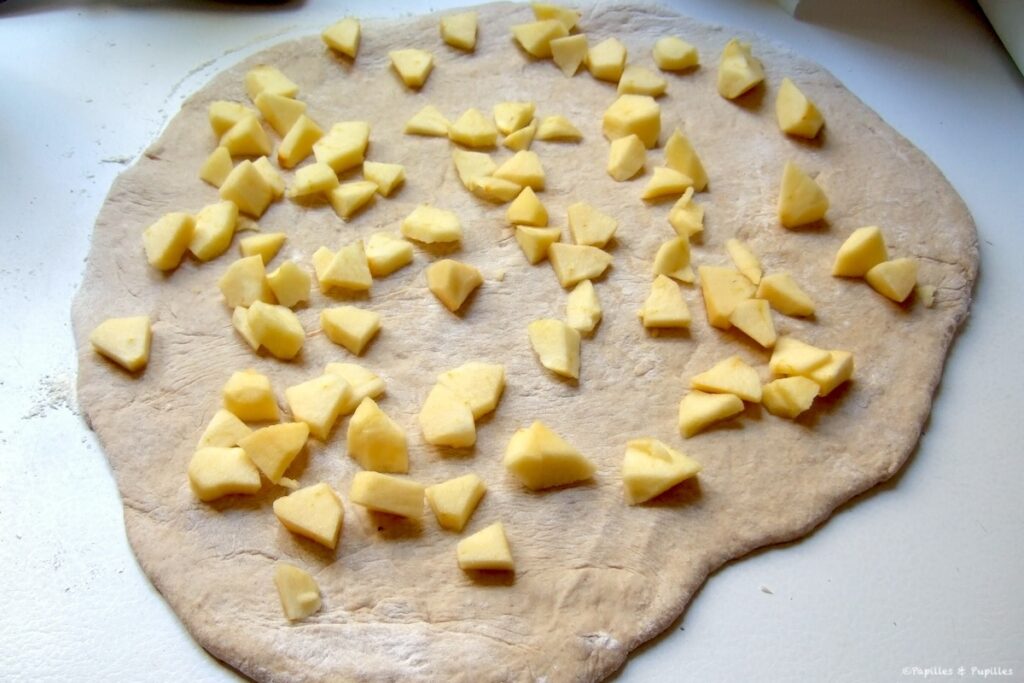Cubes de pommes sur le pâton