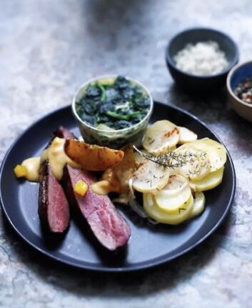 Filet de canard rôti aux pêches, épinards et pommes boulangères