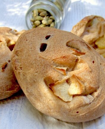 Petits pains aux pommes et à la cardamome