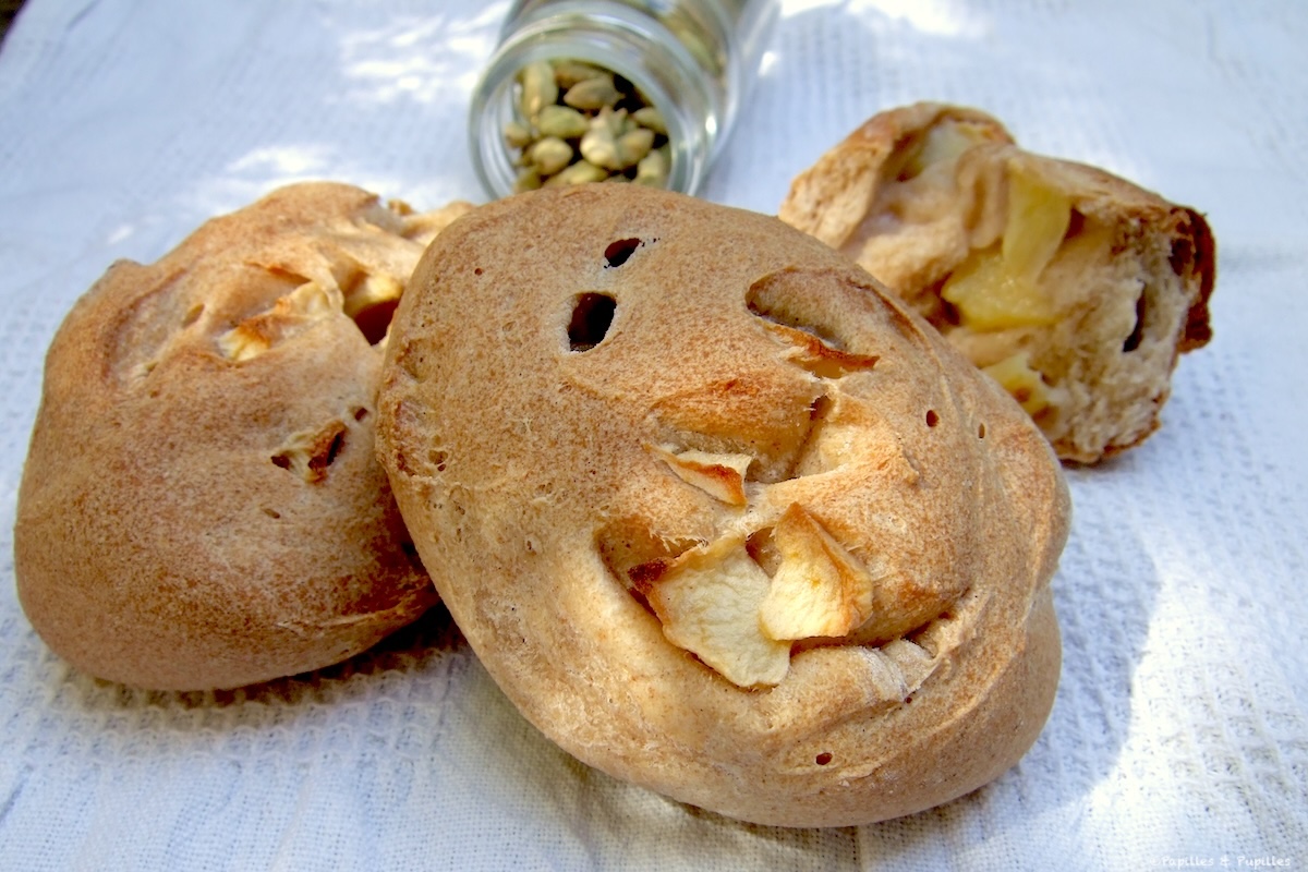 Petits pains aux pommes et à la cardamome