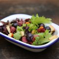 Salade au magret fumé, gésiers confits, raisins et pomme reinette