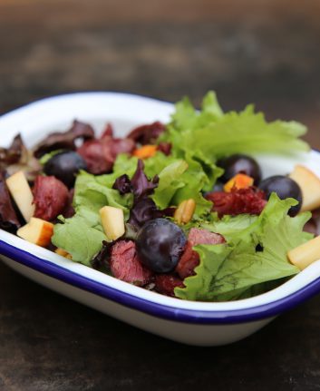 Salade au magret fumé, gésiers confits, raisins et pomme reinette