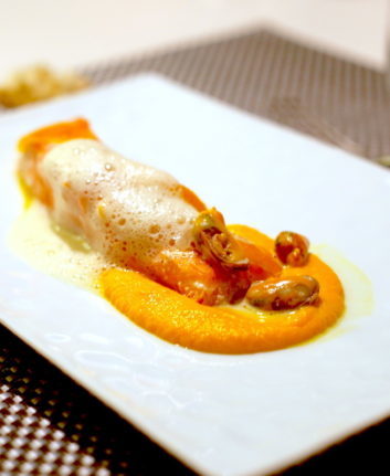 Saumon confit à l’huile d’orange, purée de carottes et crème de moules – Cyril Lignac