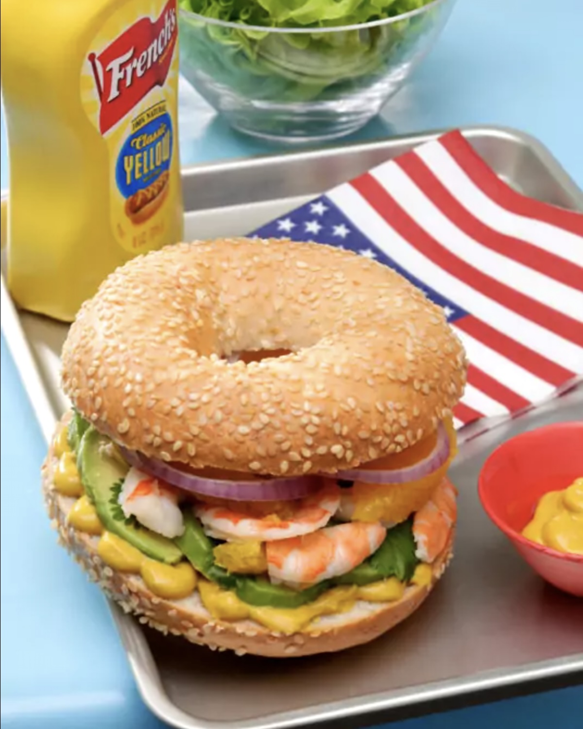 Bagel aux crevettes, avocat et moutarde douce