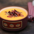 Velouté de potiron, croustillant de châtaignes et lard fumé