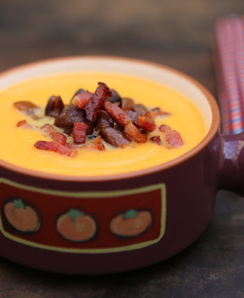 Velouté de potiron, croustillant de châtaignes et lard fumé