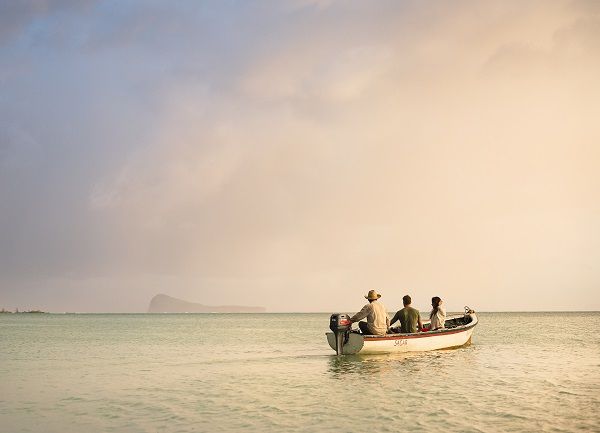 En pirogue au lever du soleil