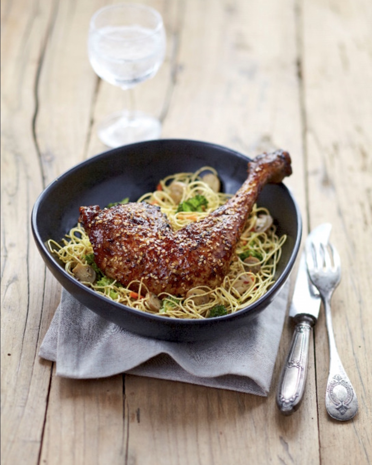 Poulet rôti en marinade, sur lit de nouilles & légumes sautés - Crédit Photo A POINT STUDIO POUR LOU