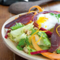 Salade au magret fumé, noix et œuf poché