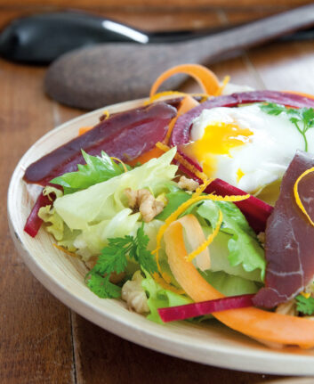 Salade au magret fumé, noix et œuf poché