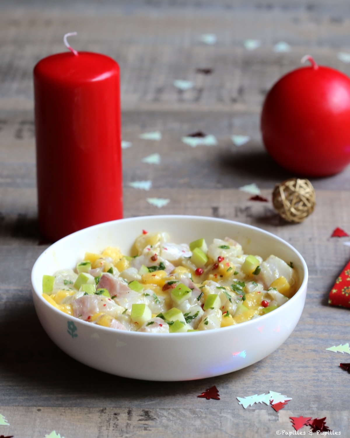 Tartare de bar de ligne dressé avec mangue, pomme verte et une touche de vanille
