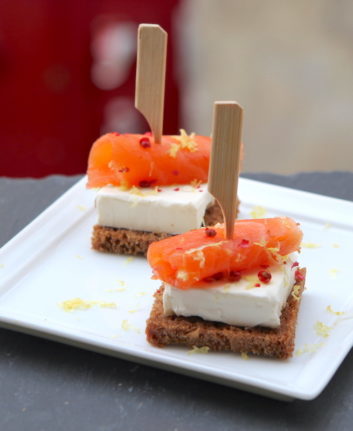 Toasts au pain noir, fromage à la crème et saumon fumé