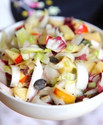 Salade d’endives, pommes, céleri et graines de courge