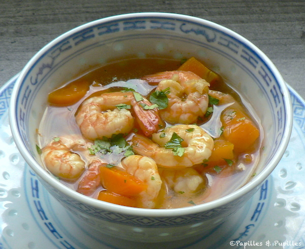 Soupe thaï aux crevettes et curry rouge facile : découvrez les
