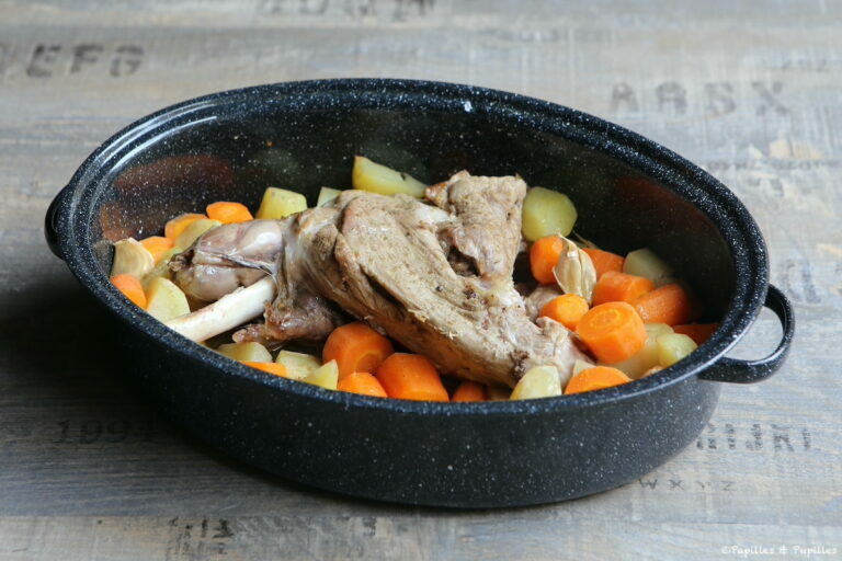 Epaule d'agneau en cocotte, pommes de terre et carottes