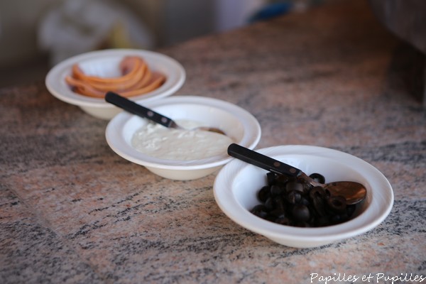 olives noires, labne et jambon de dinde