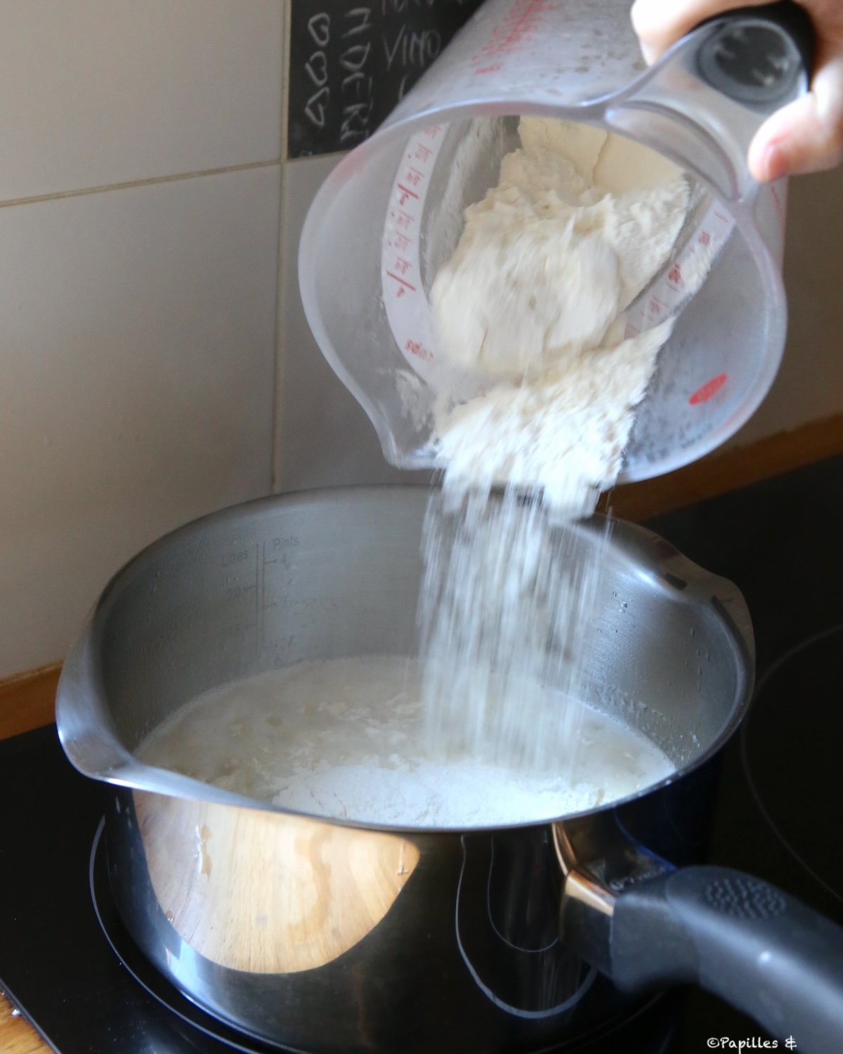 Versez la farine en une fois