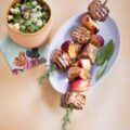 Brochettes de veau au miel, pêches, tartare de courgettes