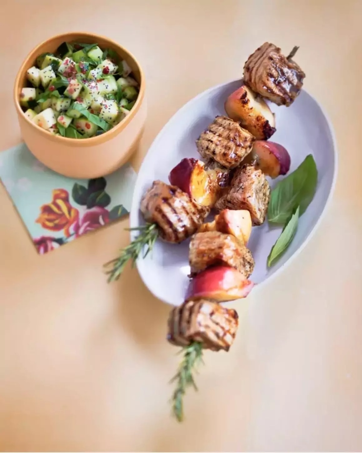 Brochettes de veau au miel, pêches, tartare de courgettes