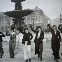 Place de la Concorde (8e), les Parisiennes adoptent la mode du pantalon lancée par Marlène Dietrich, années 1930. Photo : Keystone-France