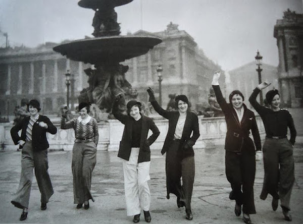 Place de la Concorde (8e), les Parisiennes adoptent la mode du pantalon lancée par Marlène Dietrich, années 1930. Photo : Keystone-France