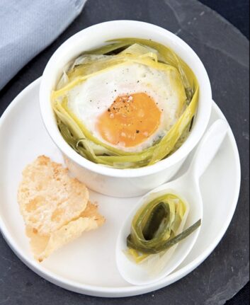 Oeuf cocotte à la fondue de poireau, tuile de Parmesan © Philippe DUFOUR: - Interfel
