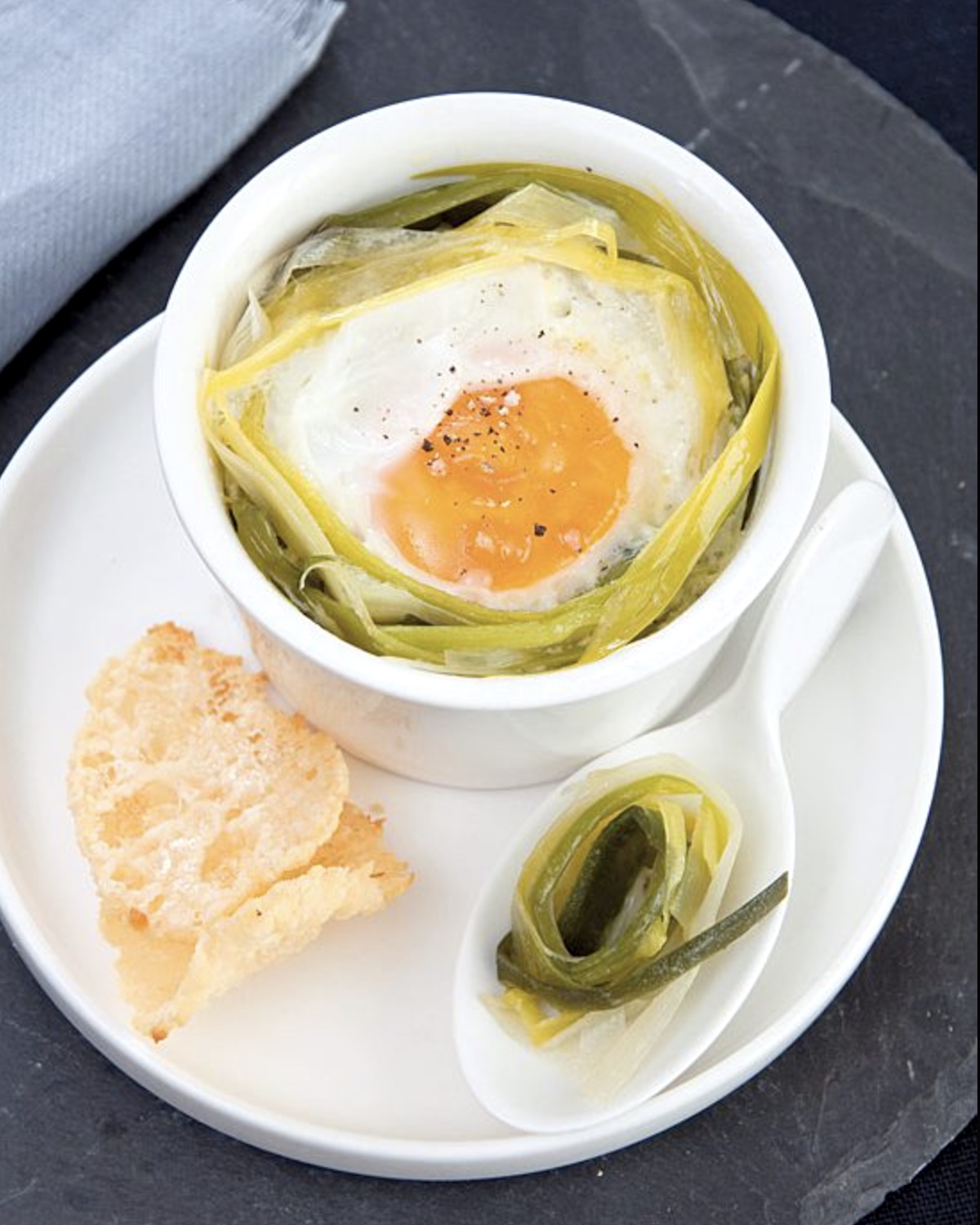Œuf cocotte à la fondue de poireaux et tuiles de Parmesan © Philippe Dufour / Interfel