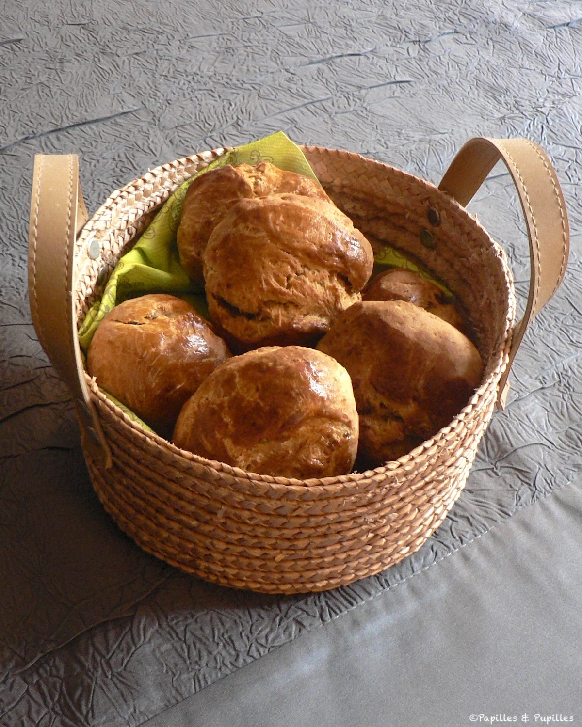 Scones au cheddar, bien gonflés, à la sortie du four