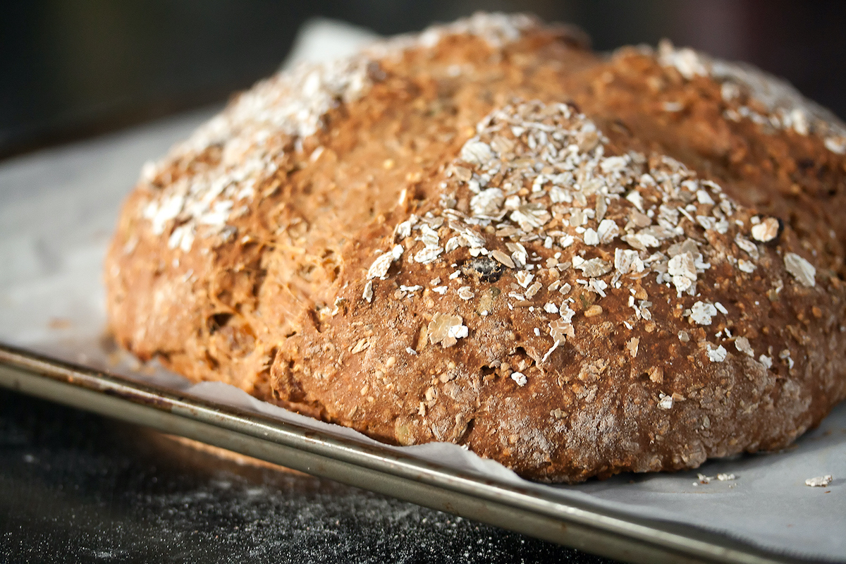 Soda bread irlandais maison à la croûte dorée et mie rustique