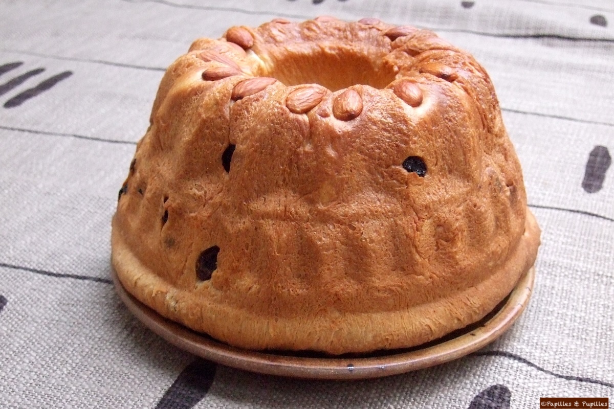 Kouglof aux raisins secs et aux amandes