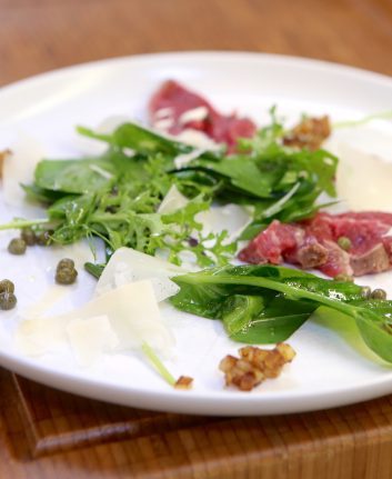 Salade au boeuf câpres et Parmesan