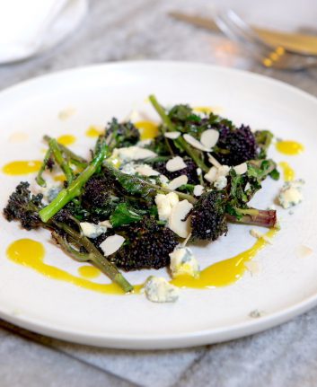 Salade de brocolis grillés au fromage bleu (Roquefort, Stilton ..)