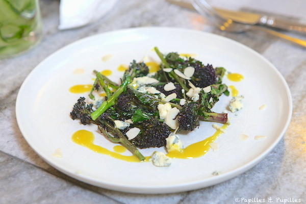 Salade de fleurs de brocolis, fromage bleu et amandes