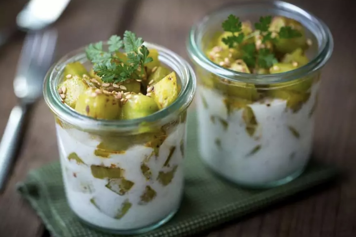 Verrines de concombre aux épices, sauce au yaourt