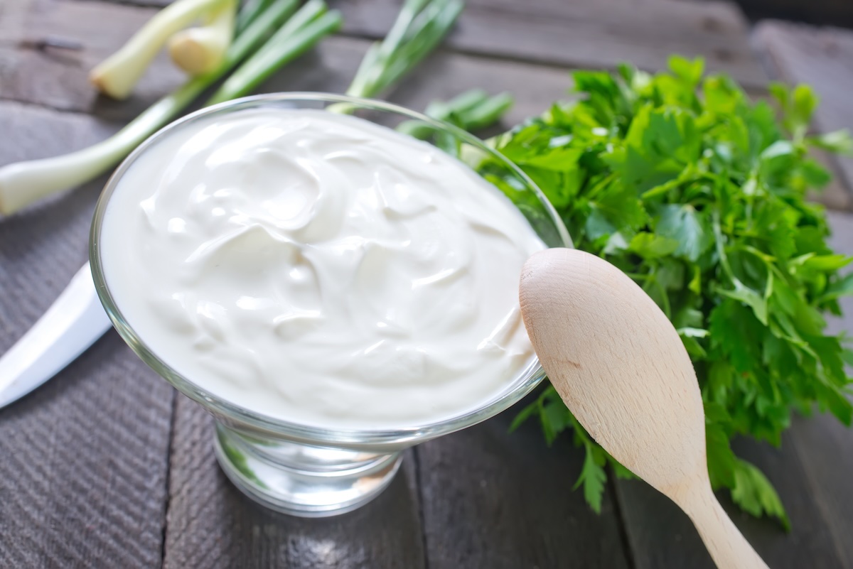 Crème versée dans un bol, pour sauces, desserts et préparations salées