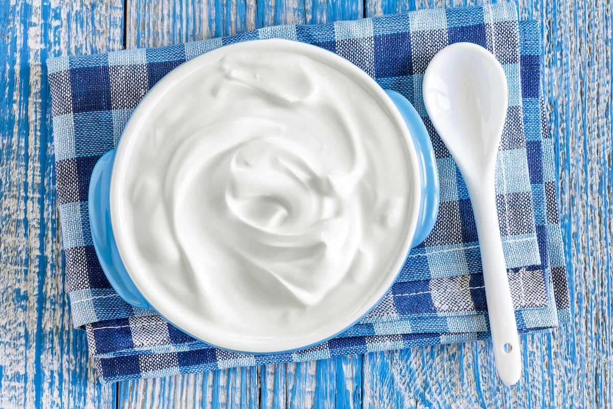 Crème épaisse dans un bol, idéale pour sauces et accompagnements
