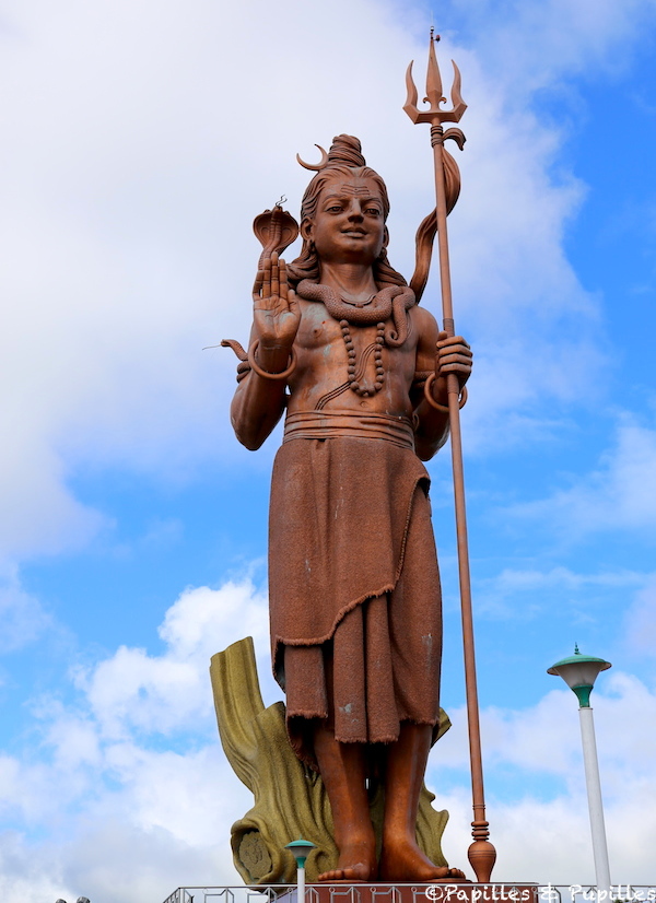 La statue de Shiva à côté du Lac sacré