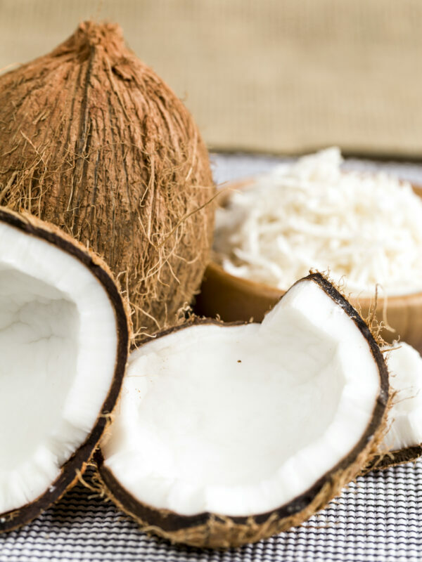 Noix de coco et noix de coco râpée ©Beto-Chagas-Shutterstock