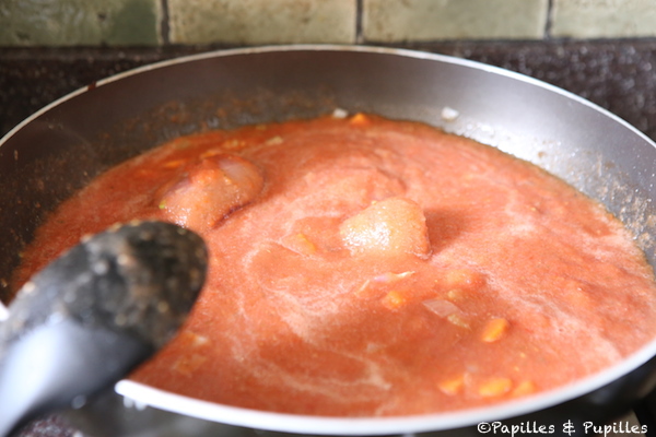 On ajoute les tomates mixées avec le basilic dans la préparation à base de guanciale