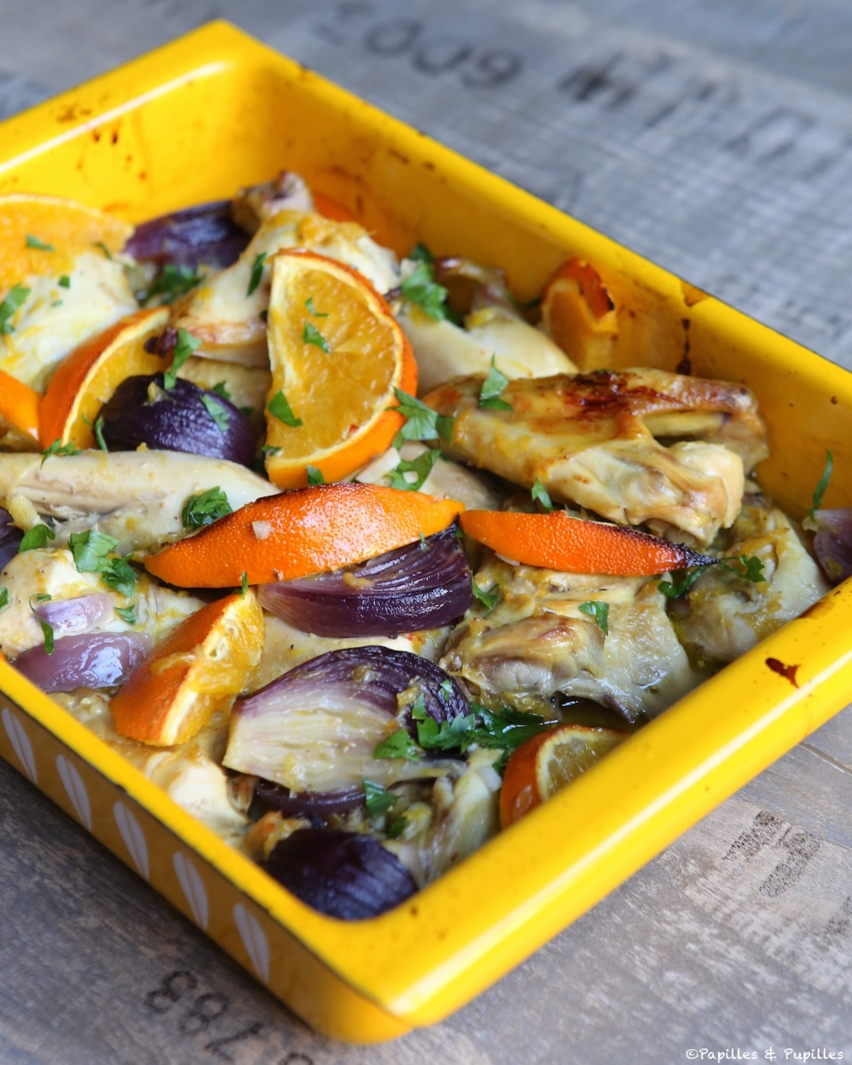 Poulet à l'orange, au miel et oignons rouges