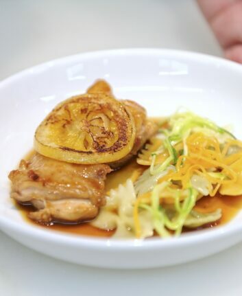 Poulet au miel et farfalles à la julienne de légumes